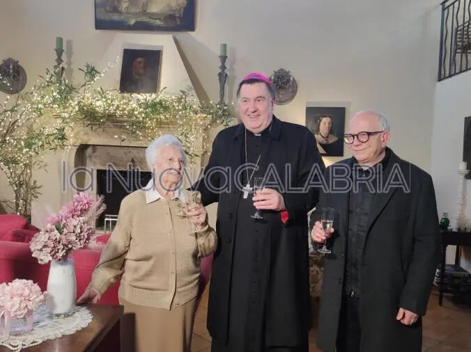 Catanzaro, 100 candeline per Maria: un traguardo straordinario tra affetti e istituzioni images Catanzaro, 100 candeline per Maria: un traguardo straordinario tra affetti e istituzioni