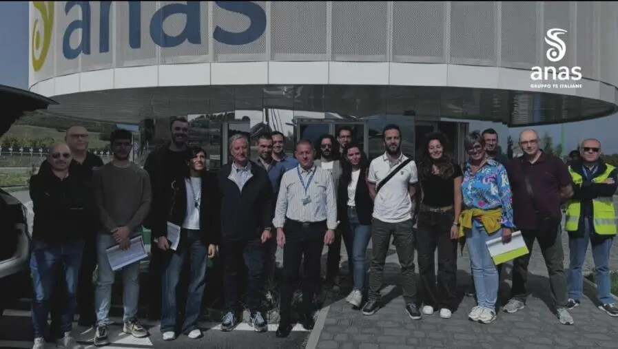 Gli studenti di ingegneria dell'Unical in visita alla Green island della Smart road sull'A2 images Gli studenti di ingegneria dell'Unical in visita alla Green island della Smart road sull'A2