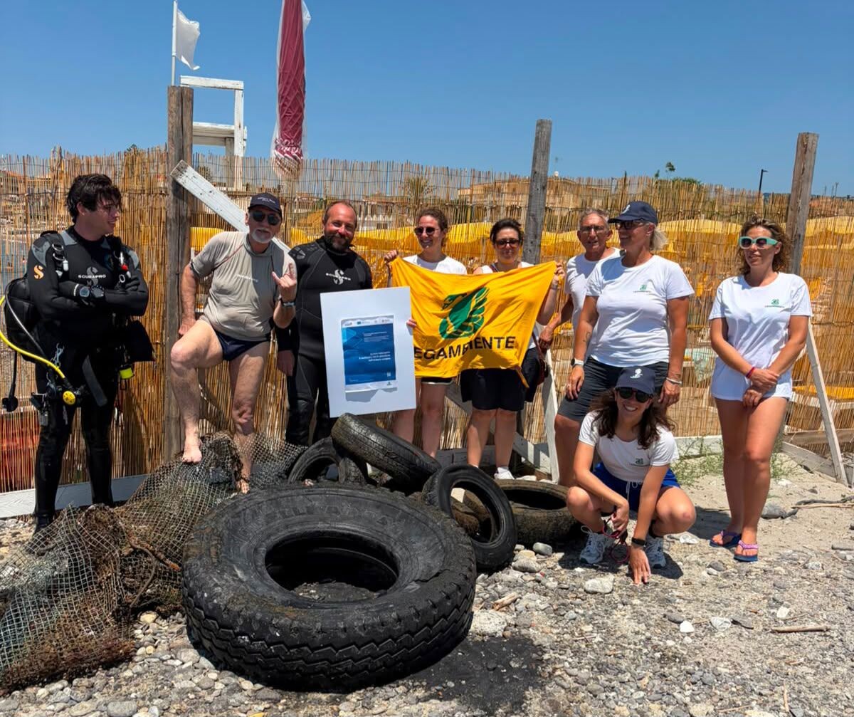 "Acqua Azzurra" fa tappa a Catona (RC): recuperati dai fondali 12 pneumatici e circa 127 kg di rifiuti dalla spiaggia images "Acqua Azzurra" fa tappa a Catona (RC): recuperati dai fondali 12 pneumatici e circa 127 kg di rifiuti dalla spiaggia