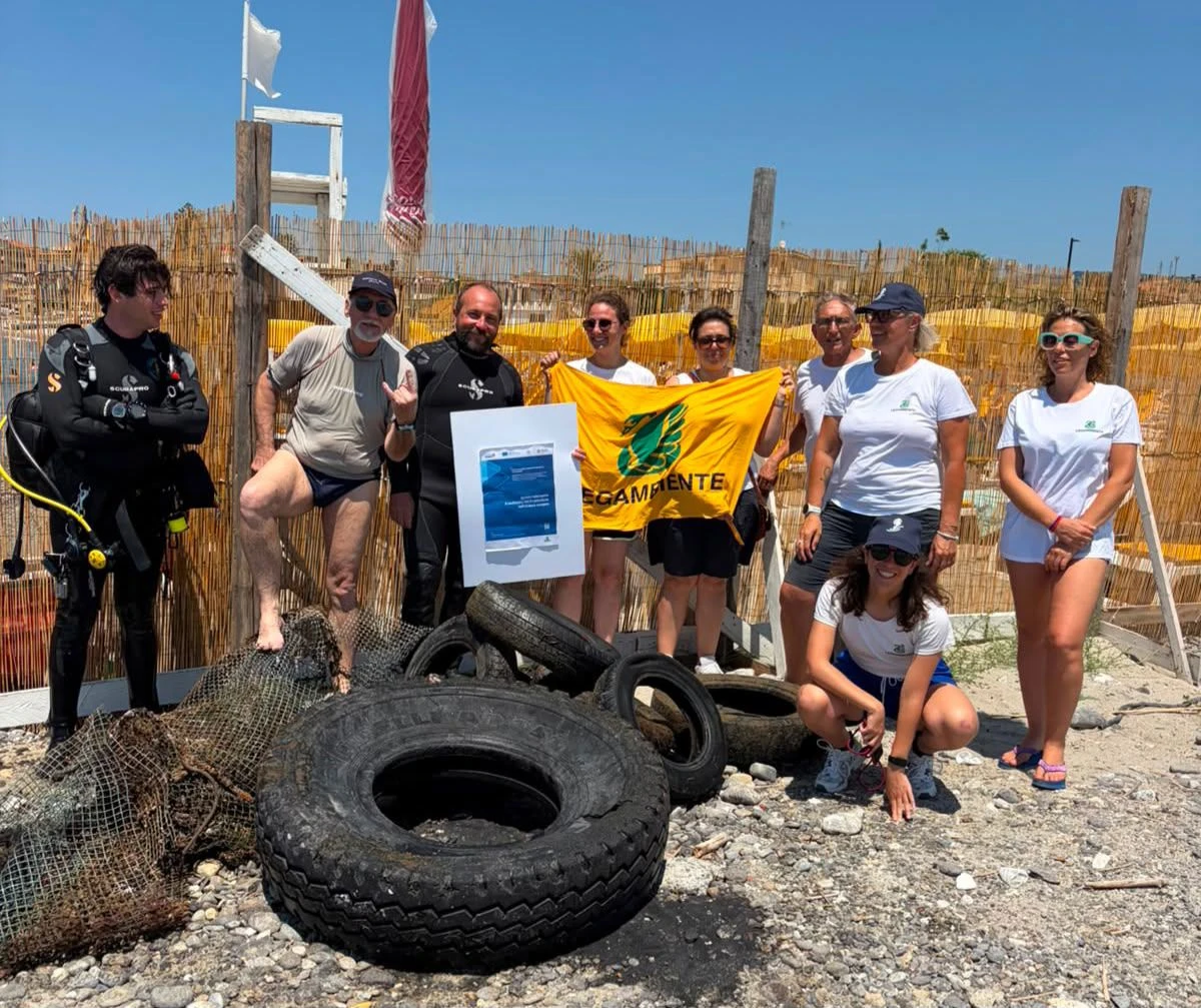 "Acqua Azzurra" fa tappa a Catona (RC): recuperati dai fondali 12 pneumatici e circa 127 kg di rifiuti dalla spiaggia