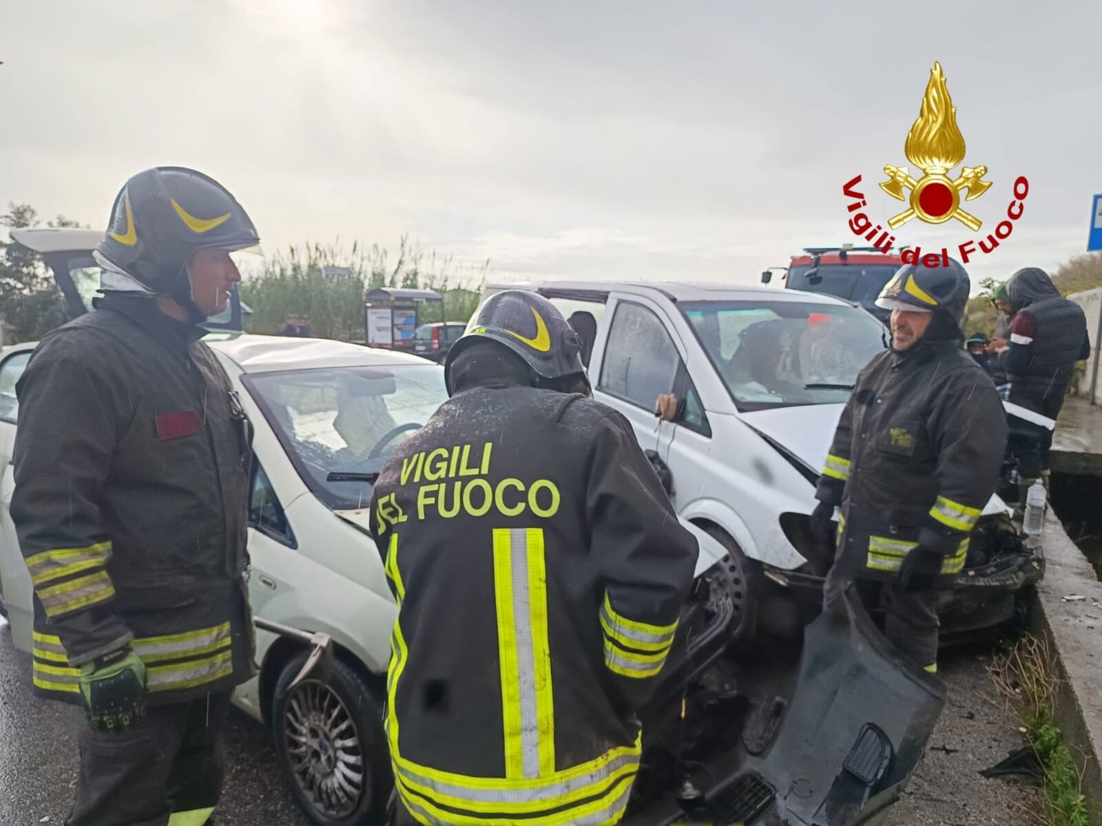images Scontro tra auto e furgone sulla SS 106 a Crotone: quattro feriti 