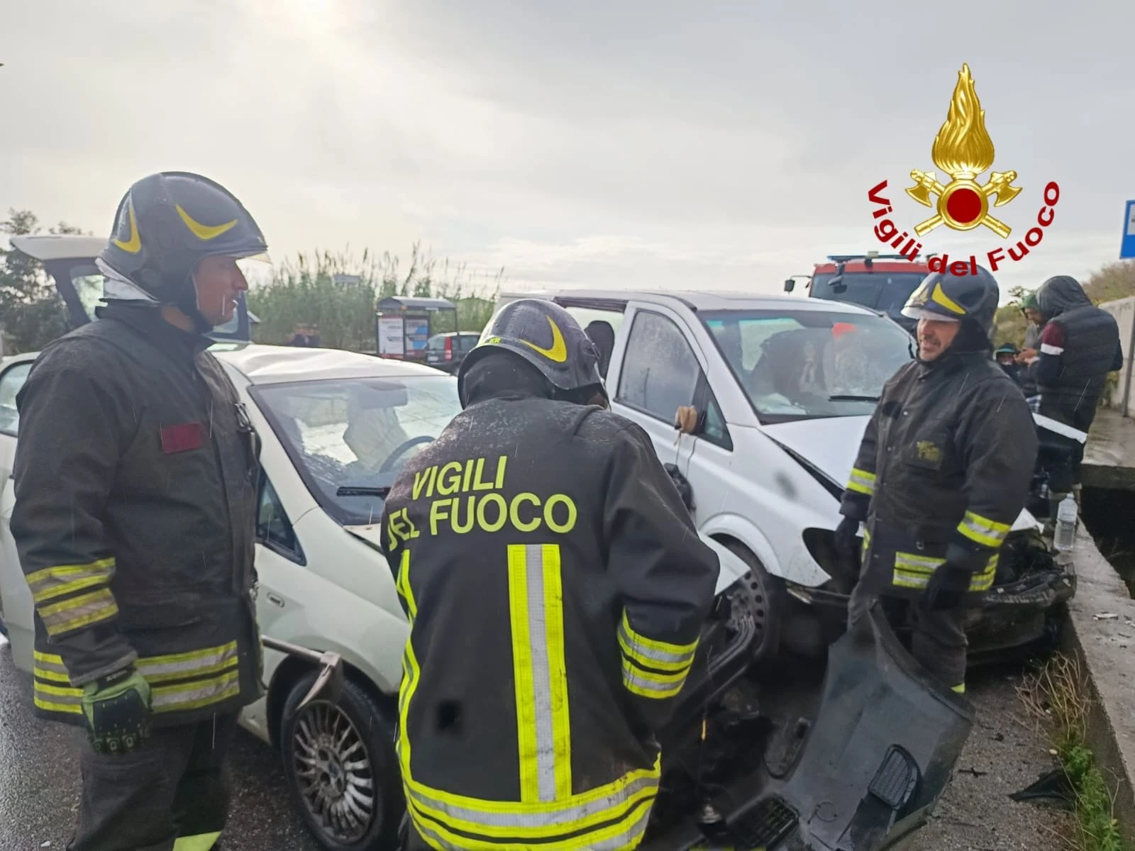 Scontro tra auto e furgone sulla SS 106 a Crotone: quattro feriti 