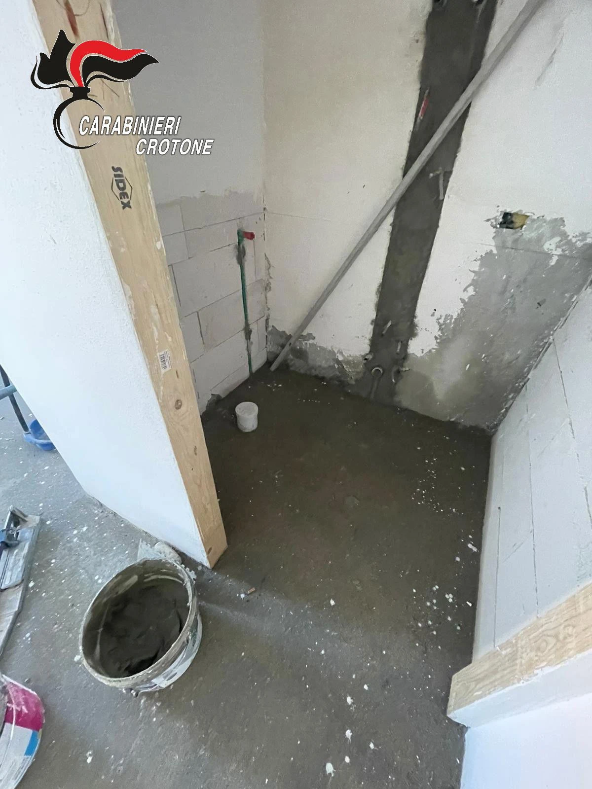 Strongoli, ristrutturazione non autorizzata con allaccio abusivo alla rete idrica: due persone denunciate