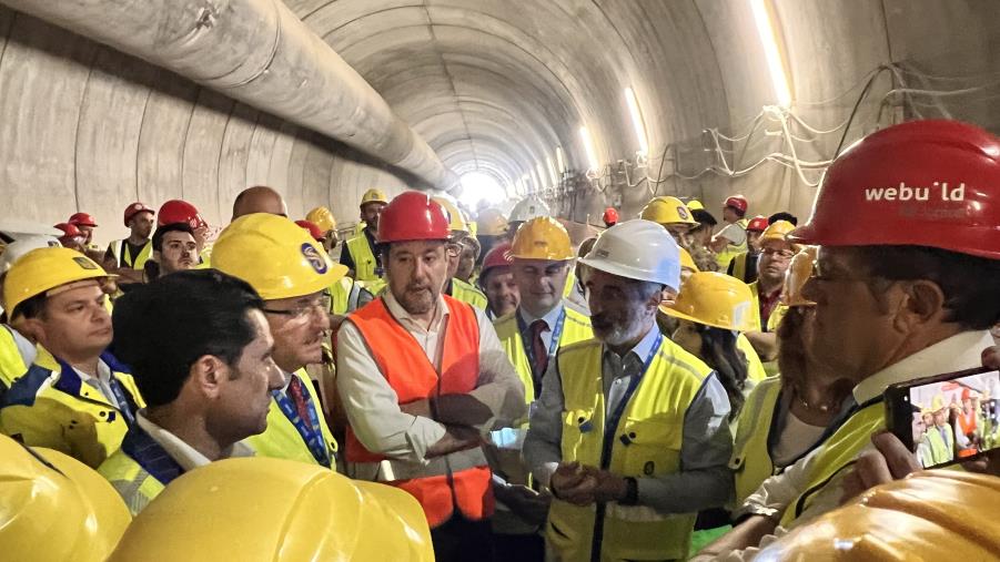 Salvini in Calabria, le risposte su balneari, ponte e autonomia images Salvini in Calabria, le risposte su balneari, ponte e autonomia