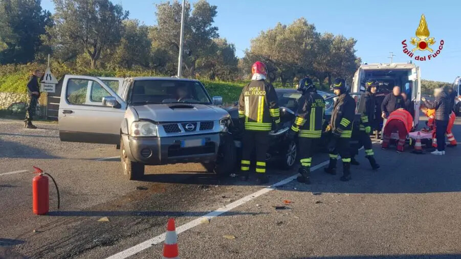 Scontro tra 2 auto nel Soveratese, 5 feriti images Scontro tra 2 auto nel Soveratese, 5 feriti