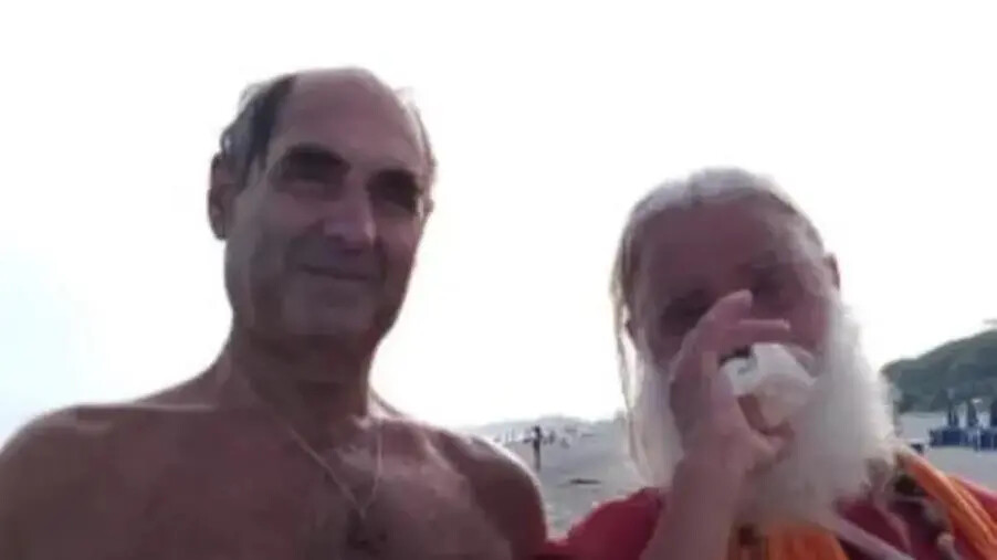 Un giornalista delle Iene sventola 50 euro in faccia al famoso eremita meditativo di Cerva Sri Swami Atmananda images Un giornalista delle Iene sventola 50 euro in faccia al famoso eremita meditativo di Cerva Sri Swami Atmananda