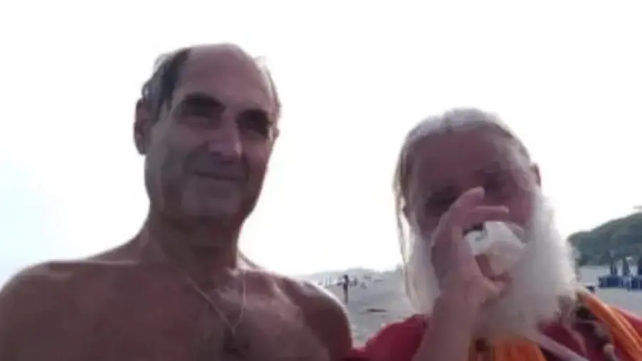 Un giornalista delle Iene sventola 50 euro in faccia al famoso eremita meditativo di Cerva Sri Swami Atmananda images Un giornalista delle Iene sventola 50 euro in faccia al famoso eremita meditativo di Cerva Sri Swami Atmananda