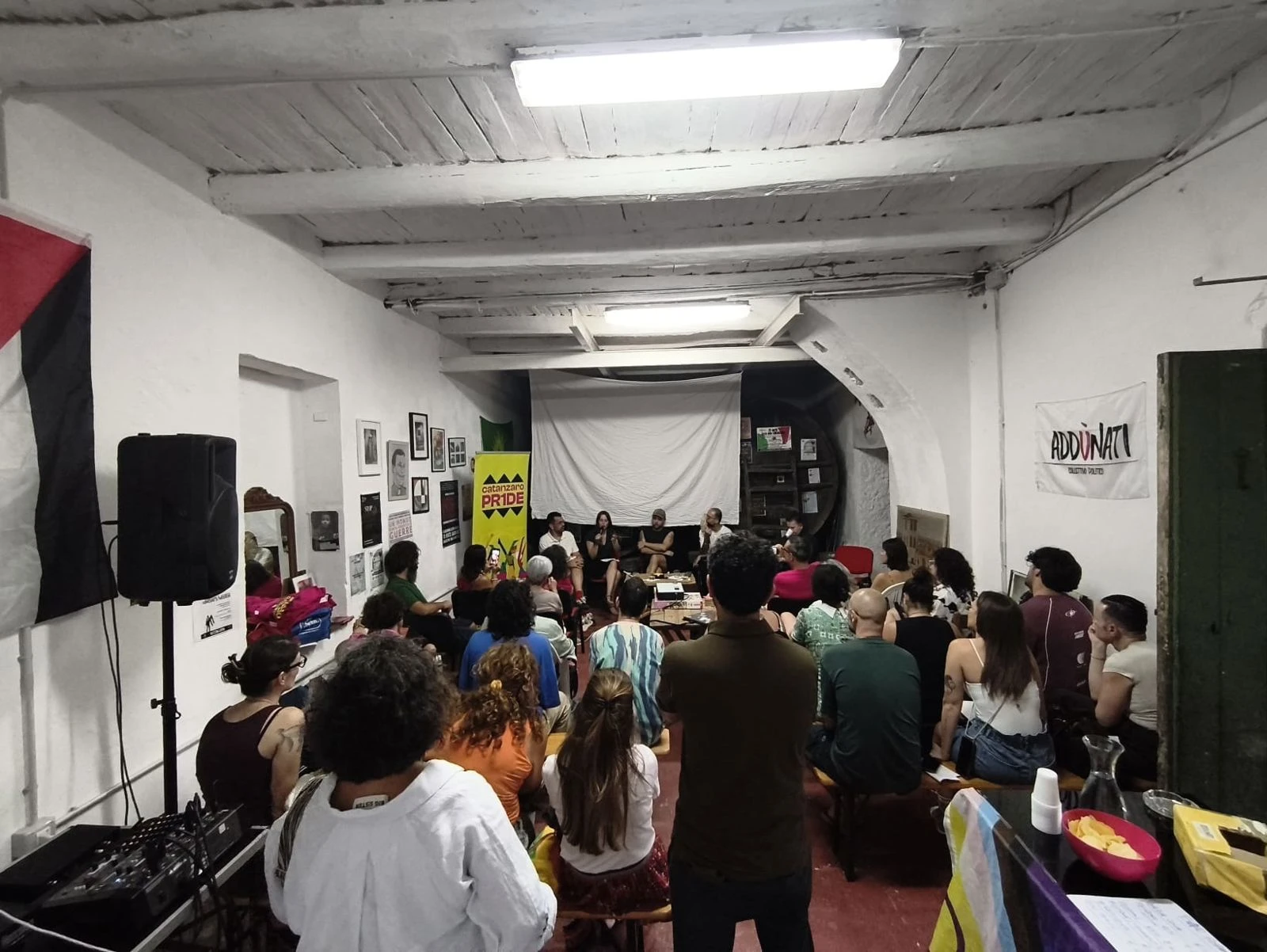 Verso il Pride "Queer & Ora": confronto tra diritti, memoria e testimonianze a Lamezia

&nbsp;