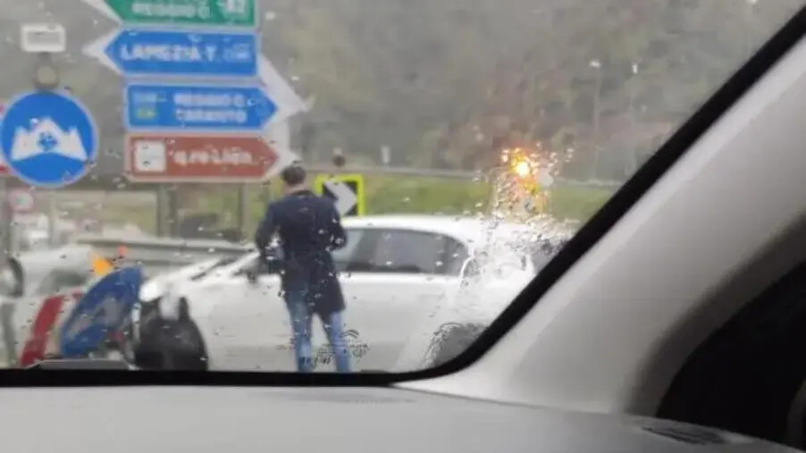 Catanzaro, auto esce fuori strada nei pressi della galleria del Sansinato images Catanzaro, auto esce fuori strada nei pressi della galleria del Sansinato