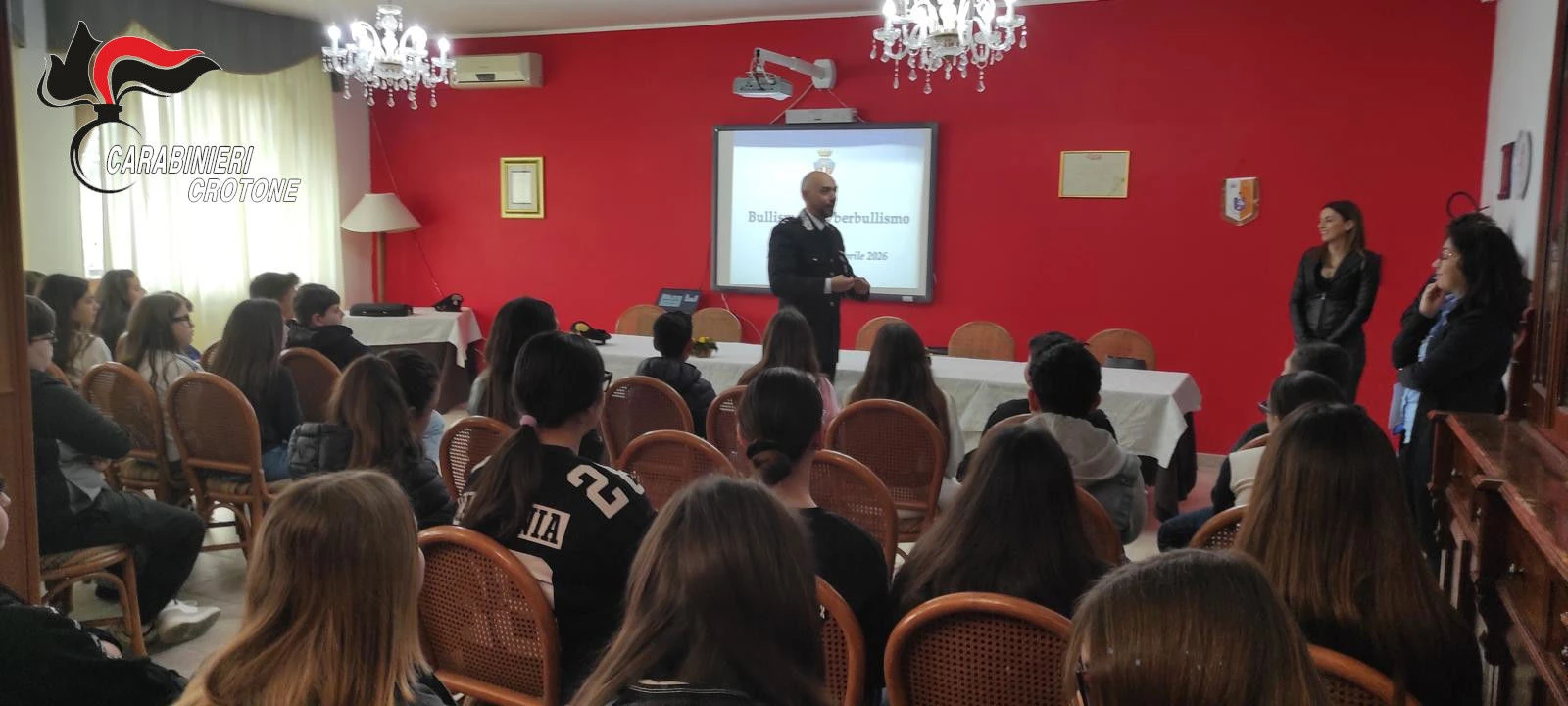 Isola Capo Rizzuto, i Carabinieri incontrano gli studenti: focus su legalità, bullismo e rischi della rete