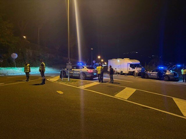Soverato, controlli della Polizia nella notte: una denuncia e due patenti ritirate images Soverato, controlli della Polizia nella notte: una denuncia e due patenti ritirate