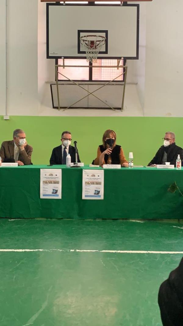 Catanzaro, all'Istituto De Nobili volti e storie delle 71 vittime della Fiumarella: presentato il libro di Petronio  images Catanzaro, all'Istituto De Nobili volti e storie delle 71 vittime della Fiumarella: presentato il libro di Petronio