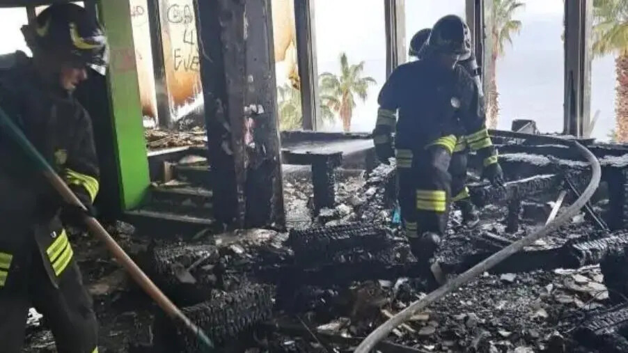 images In fiamme la Torre Nervi del Lido comunale a Reggio, arrestato l'autore: rogo appiccato per vendetta 