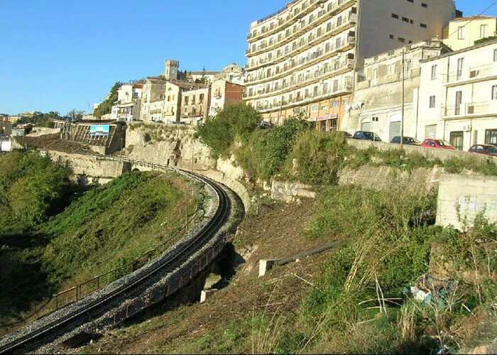 Muro a rischio e detriti sulla carreggiata: l'allarme di "Noi Amiamo Catanzaro" su via Carlo V