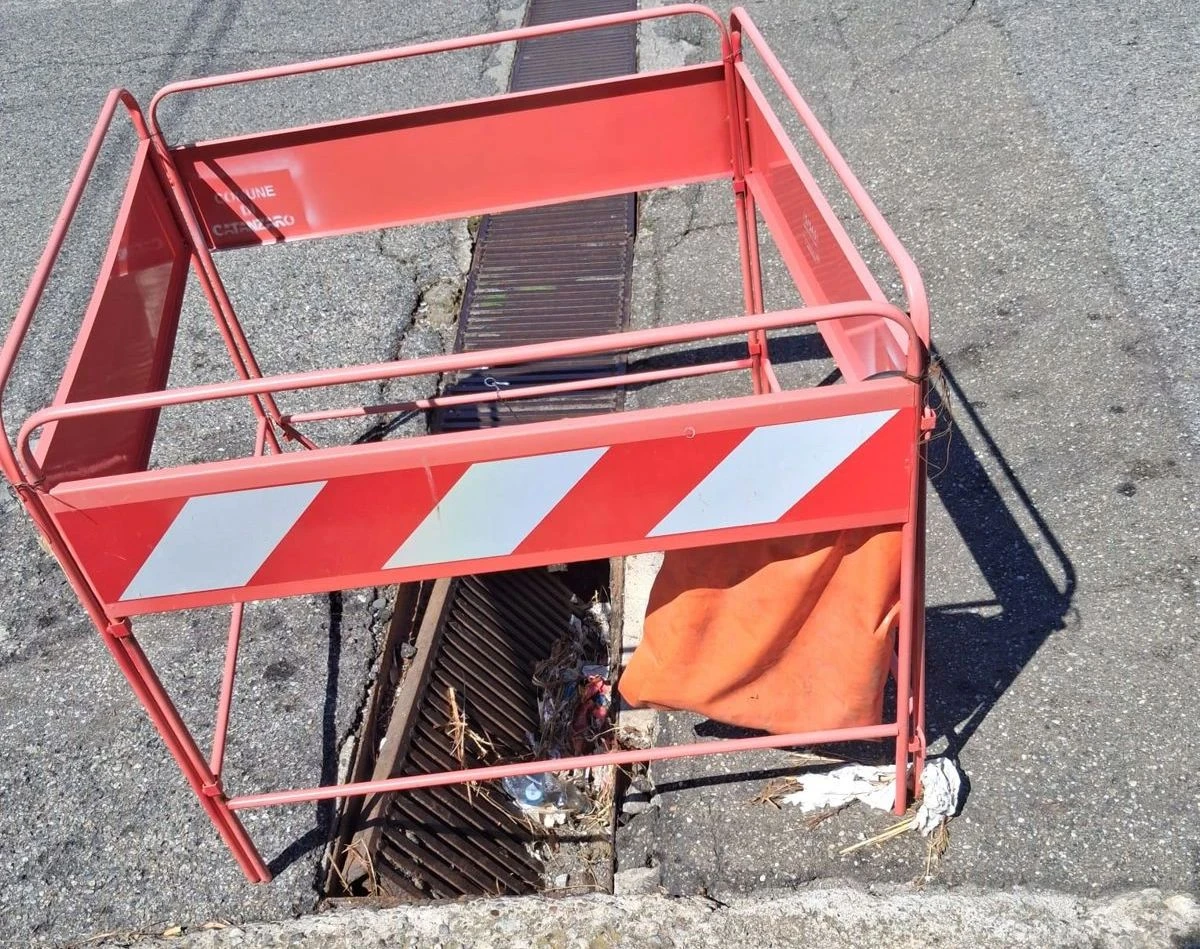 Catanzaro, zona nord e tanti "segnali" di degrado e un tombino che sta per cedere. E le erbacce sui marciapiedi?