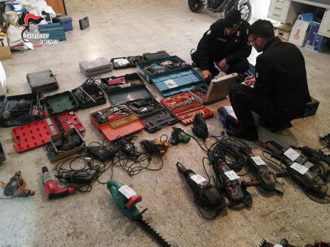 Scovato un deposito di merce rubata, due denunce nel catanzarese images Scovato un deposito di merce rubata, due denunce nel catanzarese