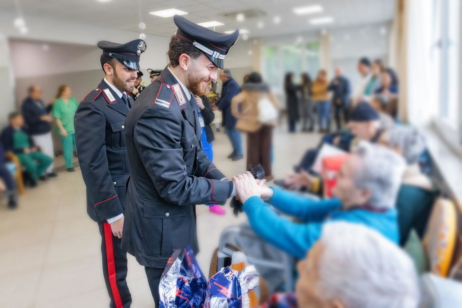 images Pasqua di solidarietà, nel reggino i Carabinieri portano il sorriso agli anziani delle Rsa