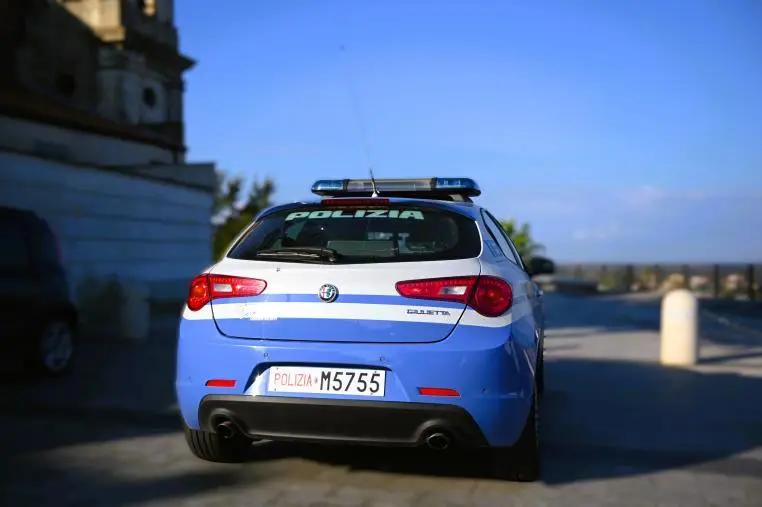 Tenta di lanciarsi da un cavalcavia, salvata dalla polizia a Polistena images Tenta di lanciarsi da un cavalcavia, salvata dalla polizia a Polistena