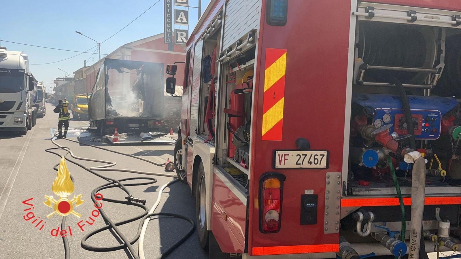 images Autocarro prende fuoco lungo la Statale 106 a Botricello: conducente esce dal mezzo e si salva 