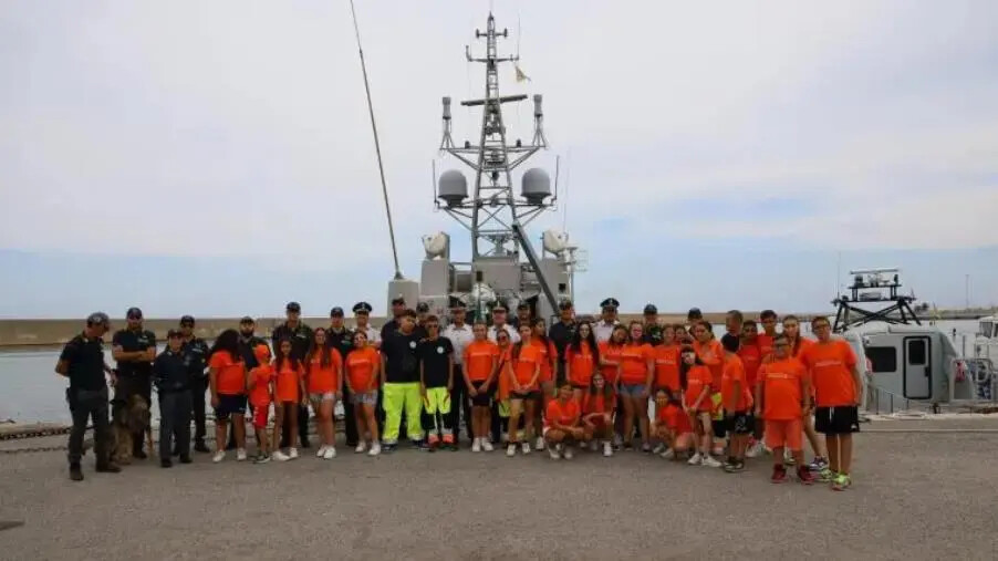 images La Guardia di Finanza di Crotone incontra i giovani partecipanti al progetto "Anch'io sono la Protezione civile"