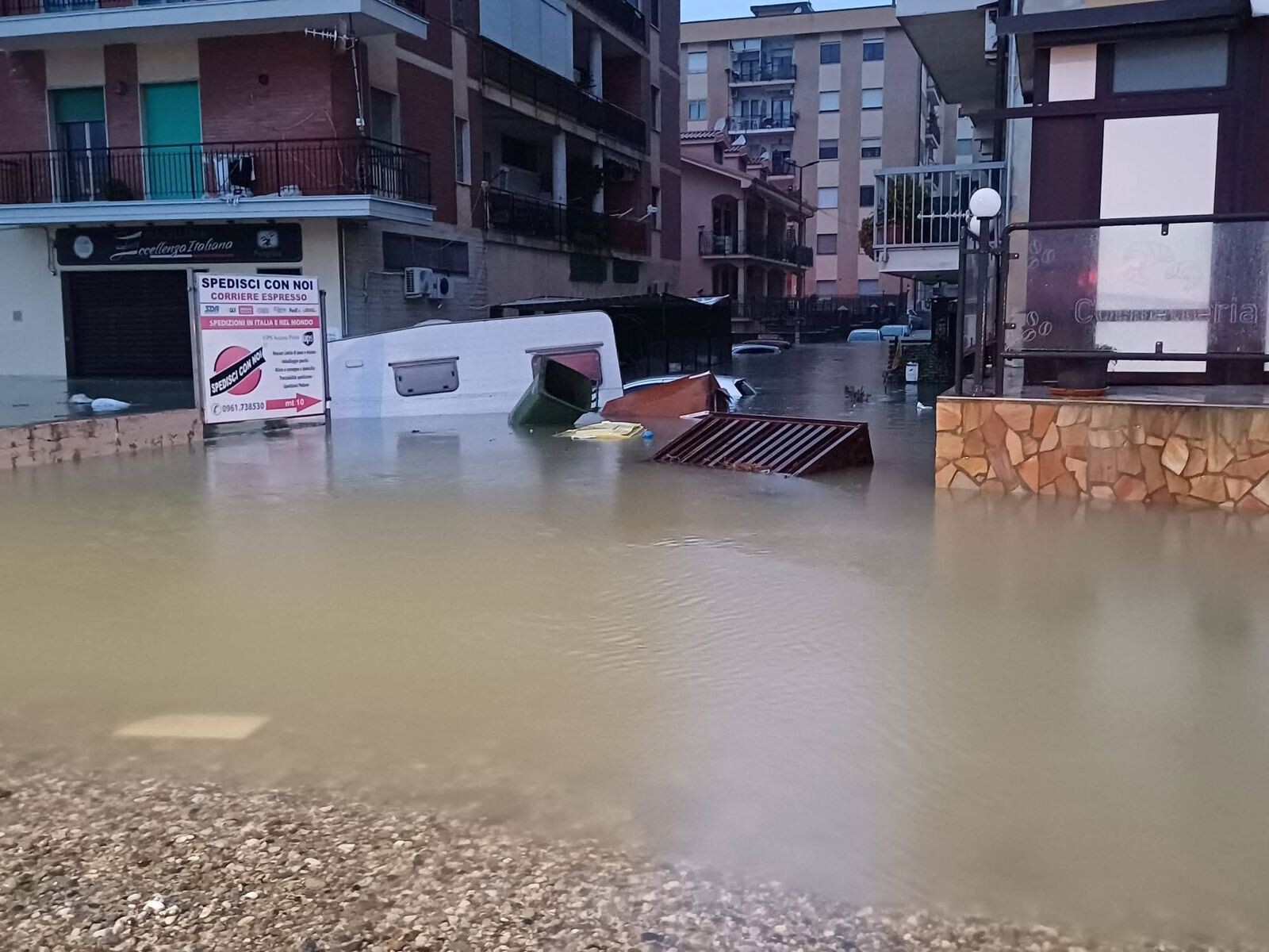 images La solidarietà di "Catanzaro è la mia città" al quartiere Lido devastato dal ciclone Harry