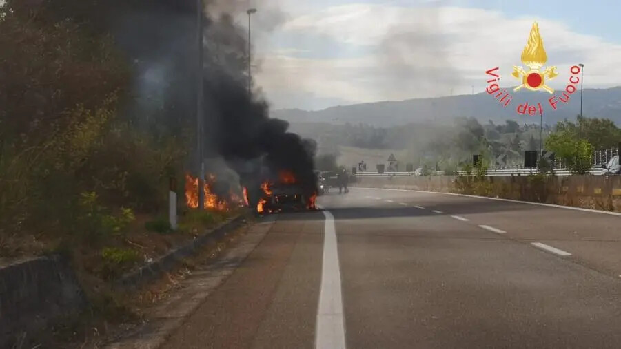 Catanzaro, in fiamme un furgone sulla SS 280: si ipotizza un guasto al motore images Catanzaro, in fiamme un furgone sulla SS 280: si ipotizza un guasto al motore