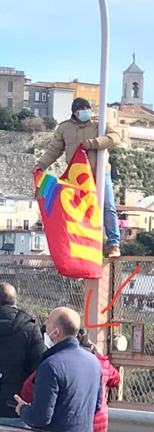 images S. Anna Hospital. Dipendente minaccia di buttarsi dal Ponte, salvato da un vigile del fuoco precario