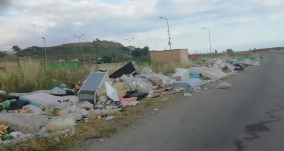 images Gestivano abusivamente una discarica a cielo aperto ad Umbriatico, nel Crotonese: denunciati padre e figlio
