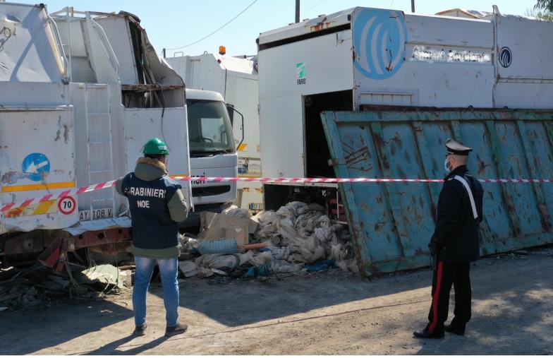 images Catanzaro. Sequestrata una discarica abusiva a Viale Isonzo: tra i rifiuti anche 14 mezzi 