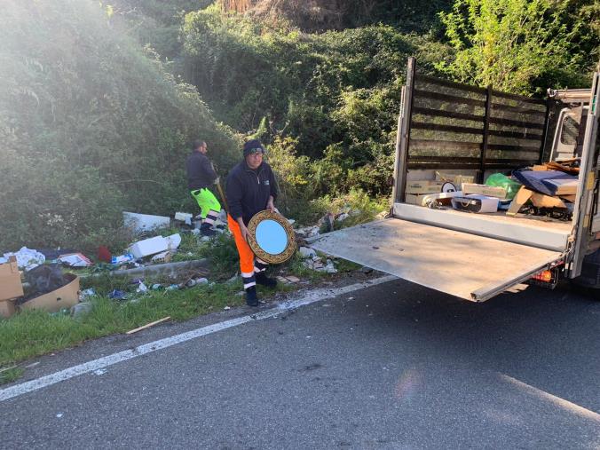 Catanzaro, ripulita la discarica a cielo aperto in via Corrado Alvaro images Catanzaro, ripulita la discarica a cielo aperto in via Corrado Alvaro