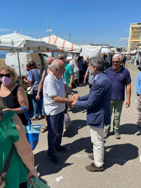 Catanzaro, Donato al mercato di Lido: "La gente è scoraggiata dalla politica, serve un forte cambio di marcia" images Catanzaro, Donato al mercato di Lido: "La gente è scoraggiata dalla politica, serve un forte cambio di marcia"