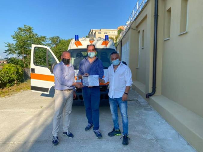 images La famiglia Ceniviva dona un’ambulanza al Comune di Maida, il sindaco: "Un gesto  colmo di  amore per la propria terra"