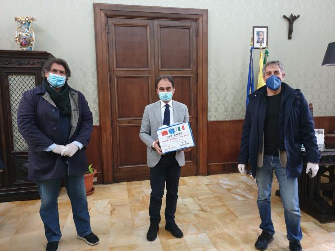 Coronavirus. Il sindaco Abramo: “Grazie alla chiesa Evangelica cinese di Prato per la donazione mascherine” images Coronavirus. Il sindaco Abramo: “Grazie alla chiesa Evangelica cinese di Prato per la donazione mascherine”