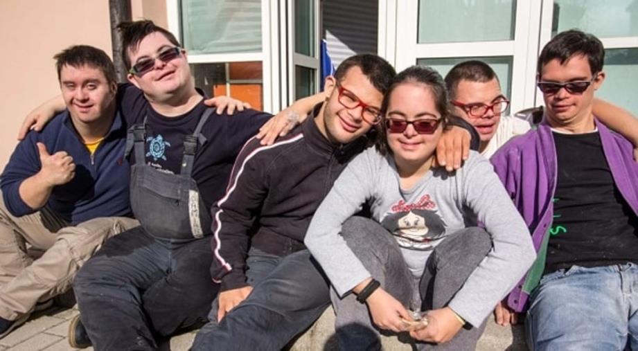 Offese a ragazzi down in un ristorante nel Vibonese. "Ci danno la nausea, non possiamo cenare accanto a loro"  images Offese a ragazzi down in un ristorante nel Vibonese. "Ci danno la nausea, non possiamo cenare accanto a loro"