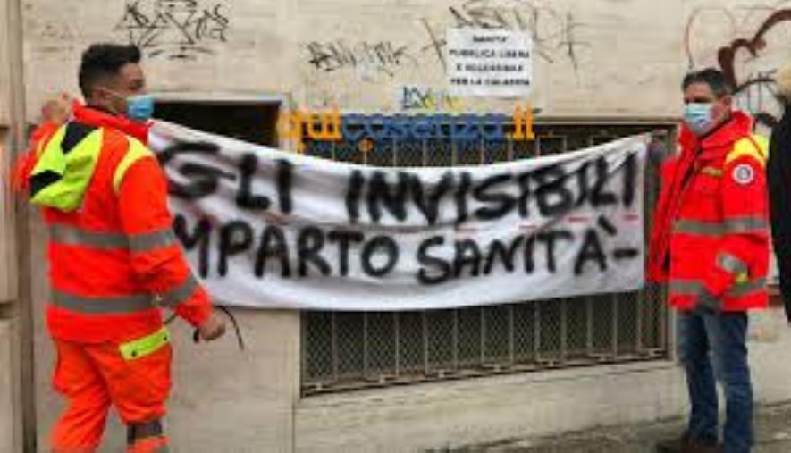images A Cosenza la protesta di piazza degli operatori del 118: "Ci chiamano eroi, ma non riconoscono l'indennità Covid"