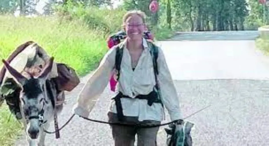 images A piedi dal Lazio alla Sicilia in compagnia della sua asina, tappa a Girifalco per Elena e Serafina