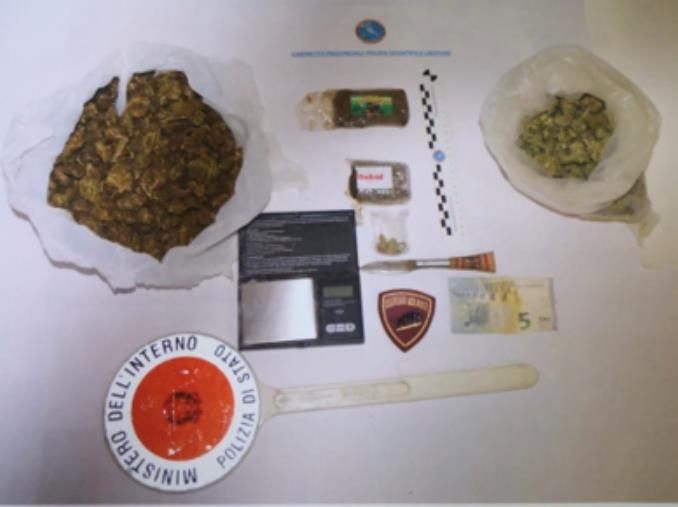 Crotone, droga in un foro ricavato nella parete: un arresto images Crotone, droga in un foro ricavato nella parete: un arresto