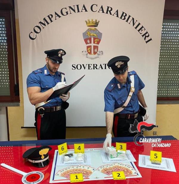 Trasportava cocaina con lo scooter: arrestato un commerciante di Davoli images Trasportava cocaina con lo scooter: arrestato un commerciante di Davoli