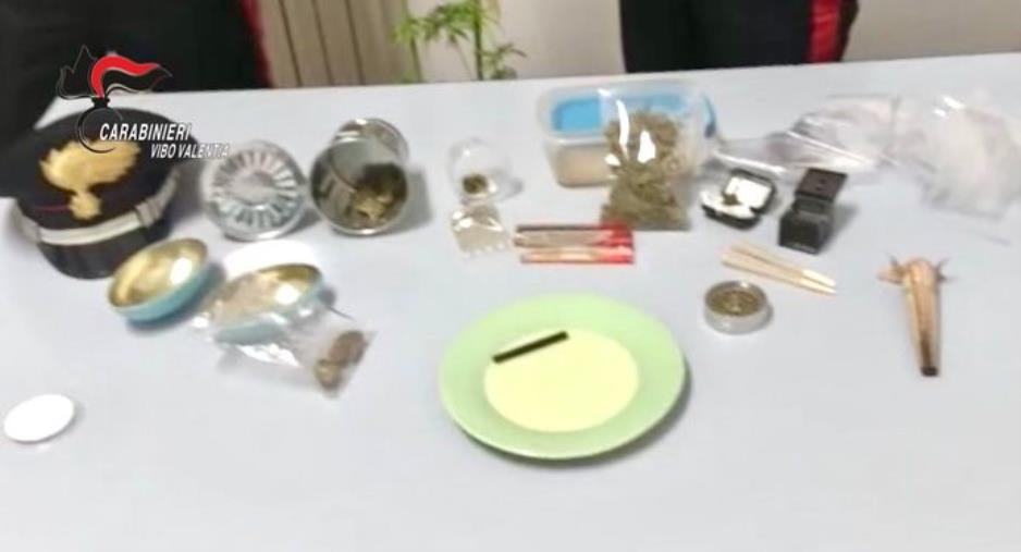 images Vibo Valentia. Giovane beccato in casa con marijuana e haschish