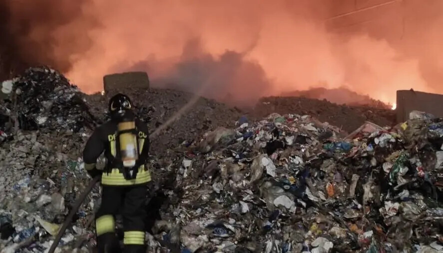 In fiamme una discarica a Gizzeria, spiegamento di vigili del fuoco sul posto images In fiamme una discarica a Gizzeria, spiegamento di vigili del fuoco sul posto