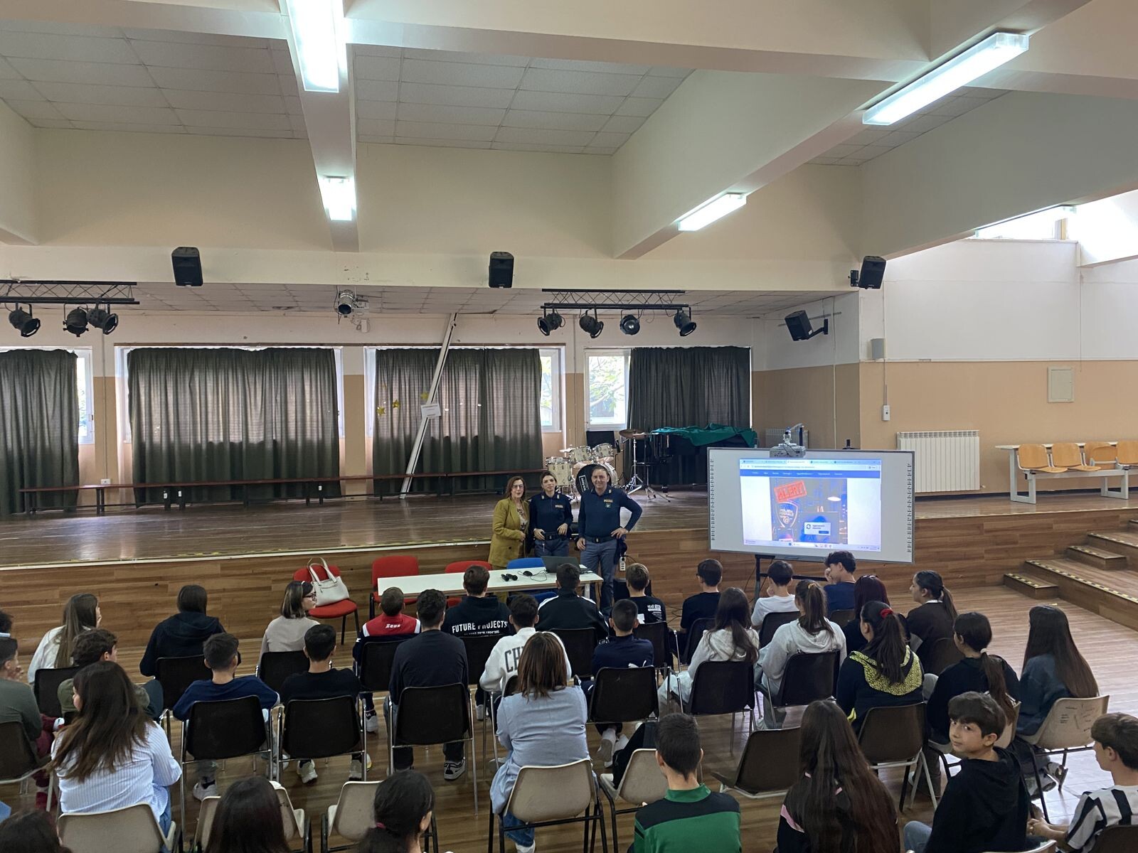 images La Polizia Postale di Crotone  incontra gli studenti  del Comprensivo “Alcmeone” 