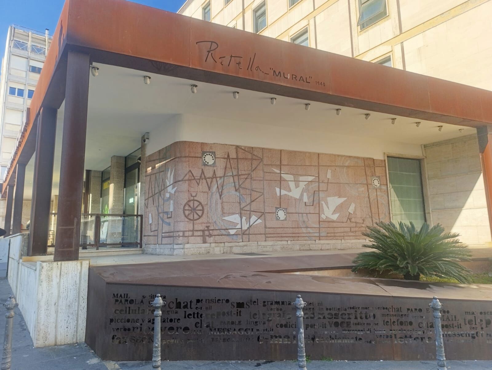 images Catanzaro, torna a risplendere il murale di Mimmo Rotella su una parete delle Poste 