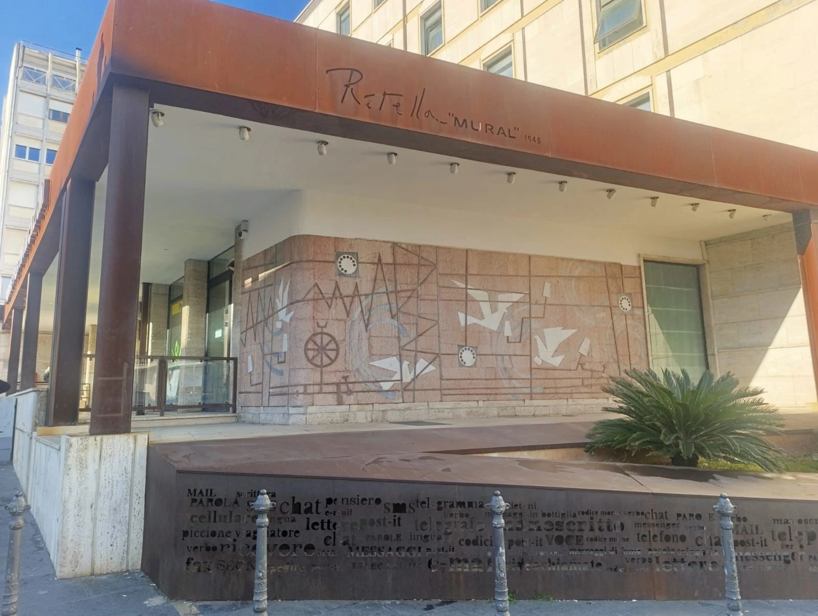 Catanzaro, torna a risplendere il murale di Mimmo Rotella su una parete delle Poste 