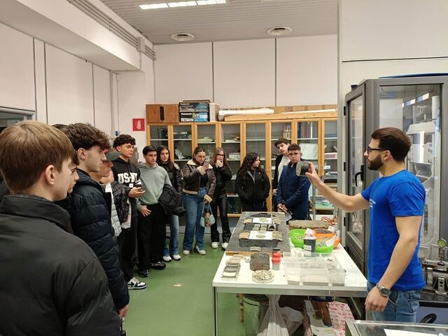 Oltre 1000 studenti di 25 scuole della Calabria visitano i laboratori di ingegneria dell'Unical images Oltre 1000 studenti di 25 scuole della Calabria visitano i laboratori di ingegneria dell'Unical