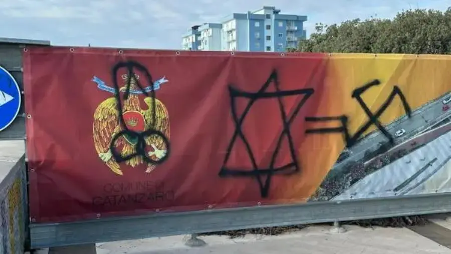 images Catanzaro, scritte oscene e simboli d’odio su un cartellone del lungomare