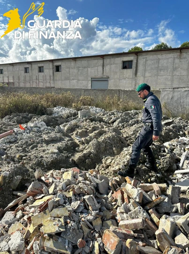 Crotone, la Guardia di Finanza sequestra discarica abusiva di rifiuti speciali: denunciato imprenditore