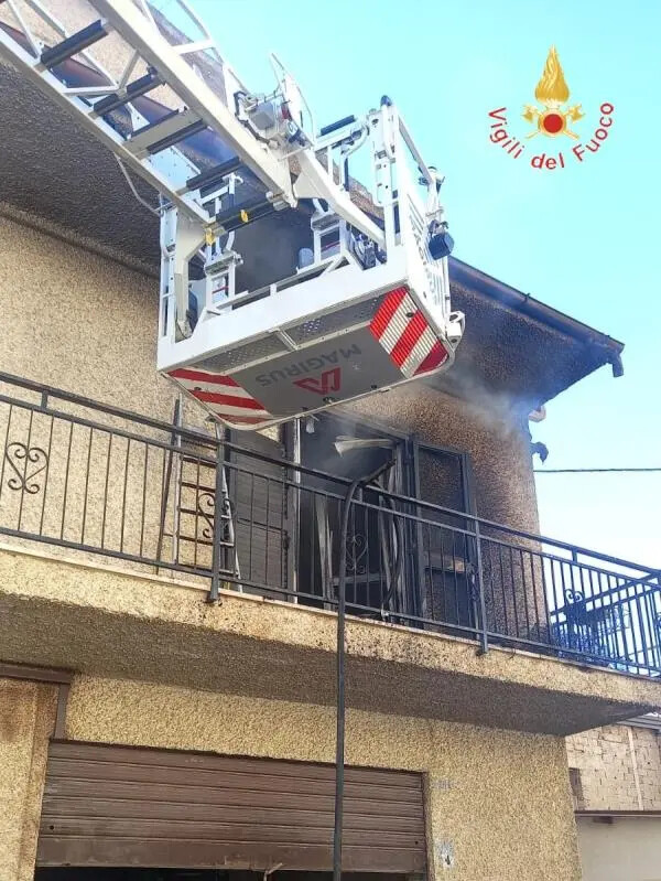 images Abitazione in fiamme nel Cosentino, nessun ferito