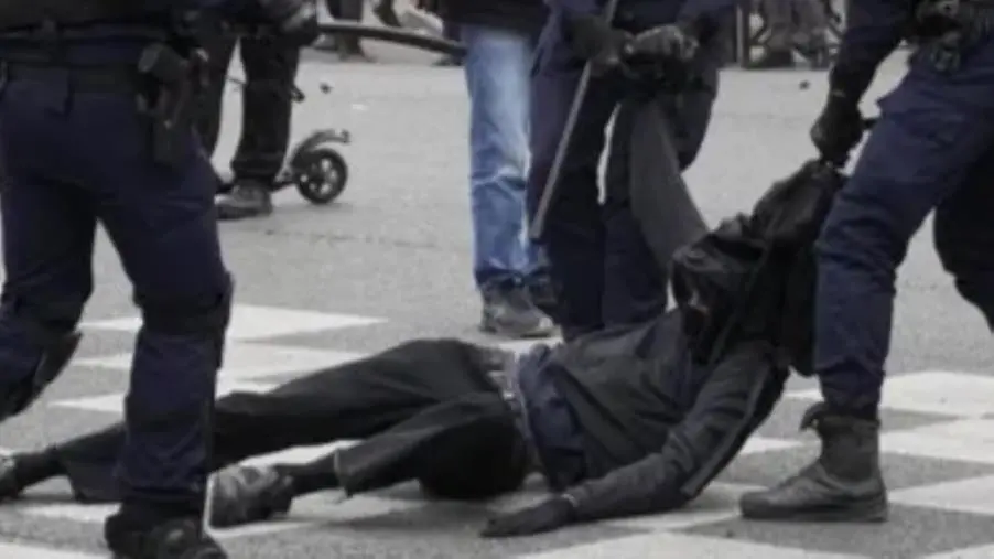 Due ore di tortura su un catanzarese: poliziotti sotto processo a Firenze images Due ore di tortura su un catanzarese: poliziotti sotto processo a Firenze