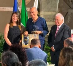 Un faro per la cultura calabrese: a Mauro Vasta il Premio alla Carriera ad Amantea