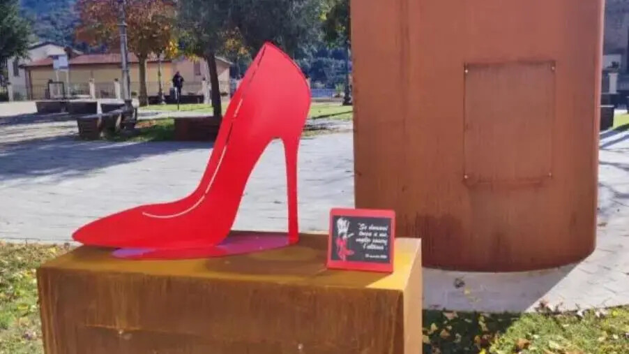 images Anche a Motta Santa Lucia un monumento contro la violenza sulle donne